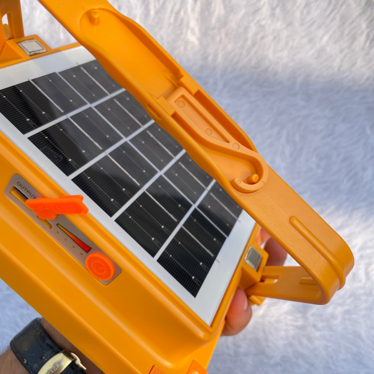پرژکتور خورشیدی شارژی 200 وات ضد آب با نور LED قابل حمل