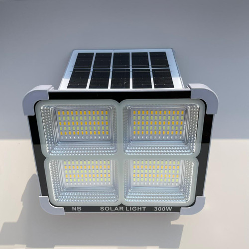 خرید پرژکتور شارژی خورشیدی 300 وات 6 باتری مدل سولار لایت قابل حمل