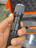 چراغ دستی پلیسی اسمالسان SMALL SUN مدل ZY-S001 با باتری 18650، زومدار و سهحالته، همراه با جعبه ضدضربه