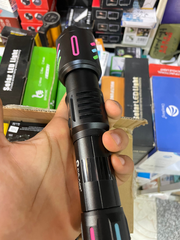 چراغ دستی حرفهای RUILANG RL‑W514 با برد ۷۰۰ متر، بدنه فلزی، پاوربانک و نمایشگر دیجیتال