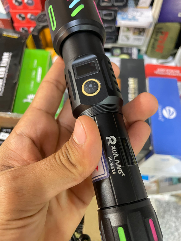 چراغ دستی حرفهای RUILANG RL‑W514 با برد ۷۰۰ متر، بدنه فلزی، پاوربانک و نمایشگر دیجیتال