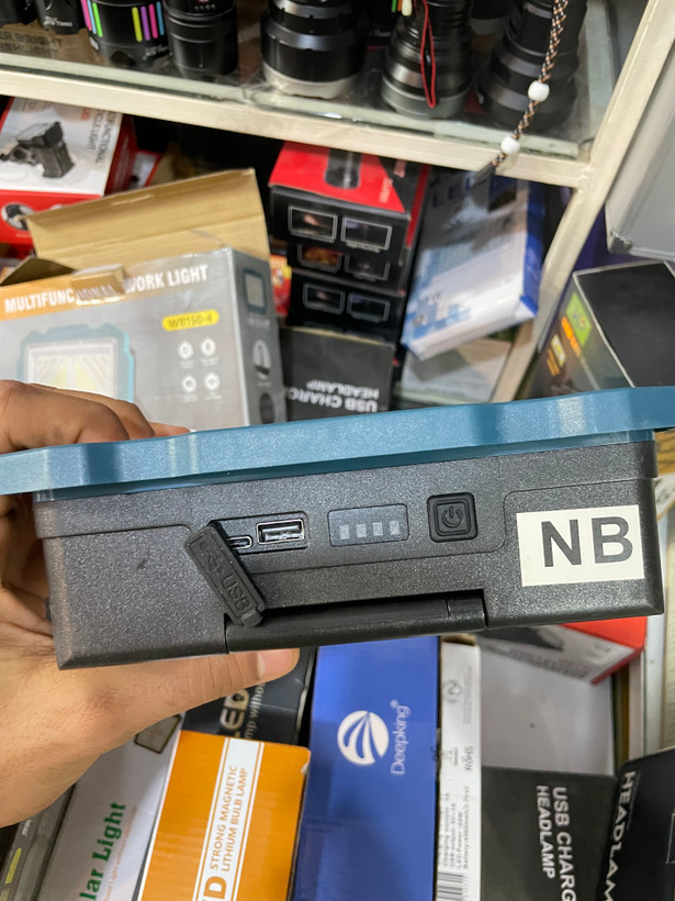 پروژکتور خورشیدی شارژی W8150-4 (۶ باتری، ۳ پنل، Type-C و USB)