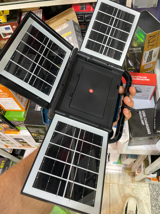 پروژکتور خورشیدی شارژی W8150-4 (۶ باتری، ۳ پنل، Type-C و USB)