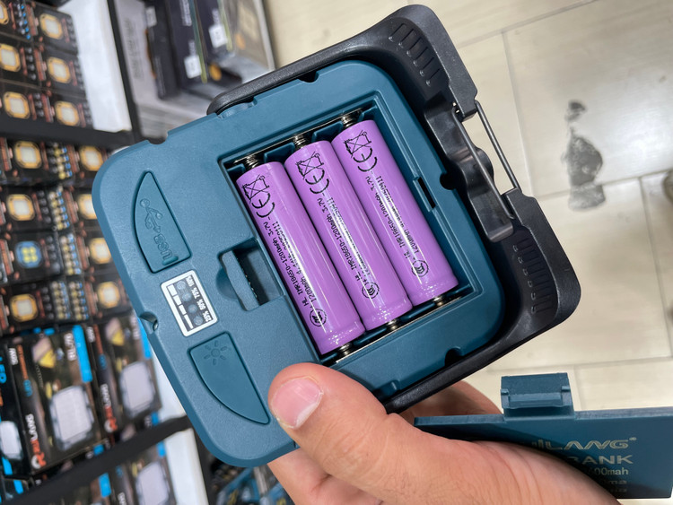 پروژکتور شارژی روئیلانگ مدل RL-78 توان معادل ۱۰۰ وات با پاوربانک و پایه آهنربایی