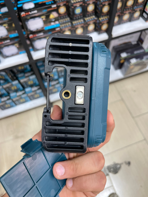 پروژکتور شارژی روئیلانگ مدل RL-78 توان معادل ۱۰۰ وات با پاوربانک و پایه آهنربایی