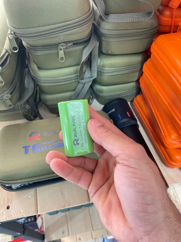چراغقوه شارژی روئیلانگ مدل RL-703 با بدنه فلزی، باتری قابل تعویض، پاوربانک و نور سهرنگ