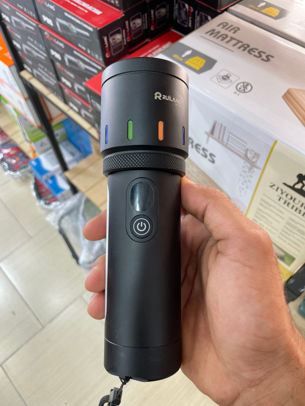 چراغقوه شارژی روئیلانگ مدل RL-703 با بدنه فلزی، باتری قابل تعویض، پاوربانک و نور سهرنگ