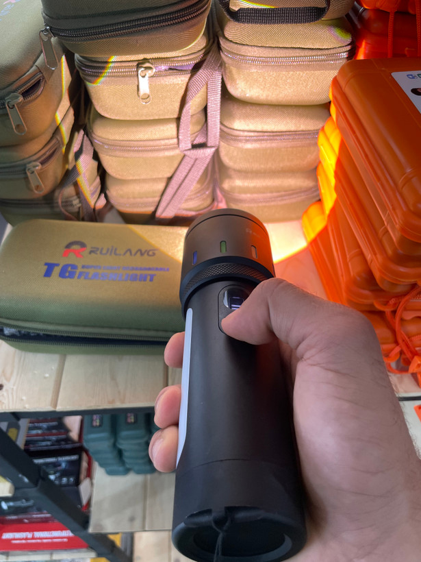 چراغقوه شارژی روئیلانگ مدل RL-703 با بدنه فلزی، باتری قابل تعویض، پاوربانک و نور سهرنگ